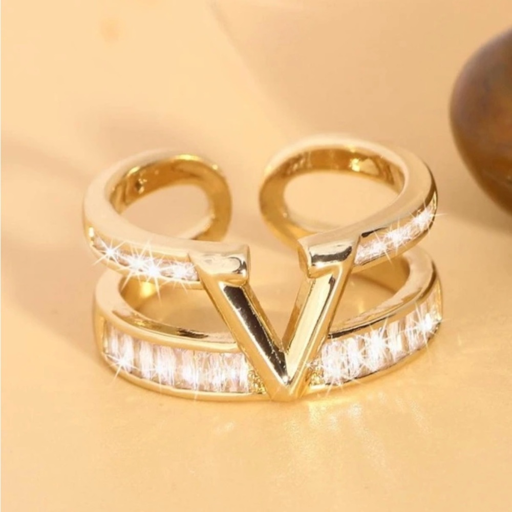 Beautiful adjustable ring with a V